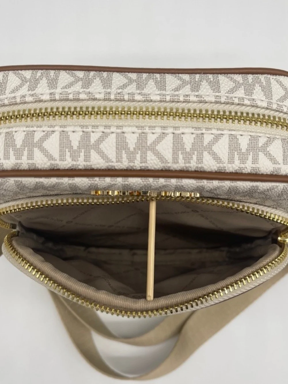 NWT Michael Kors Vanilla JetSet Travel Logo Crossbody Bag